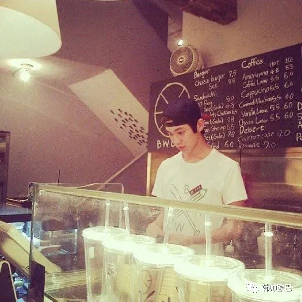 六年前SM咖啡店,因长得好看而出名的兼职生,现在是男团爱豆