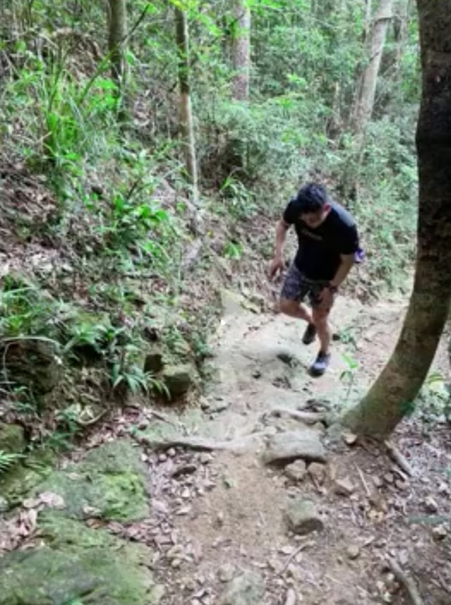 好幸福！郭晶晶晒一家五口温馨日常，与霍启刚爬山自拍秀足恩爱