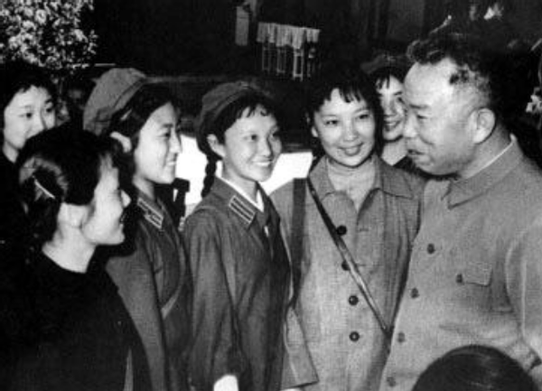 开国大将返乡视察，一老太太点名找他，见面后他立刻下跪喊“娘”