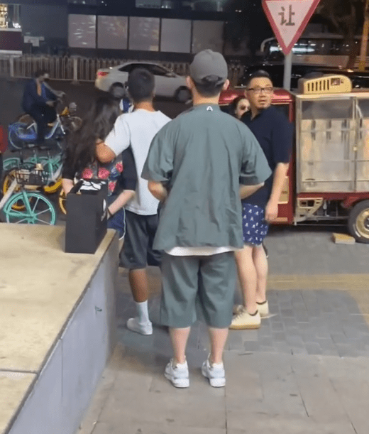 霍思燕夫妇穿情侣装约见好友，杜江化身“工具人”，嗯哼超粘爸爸