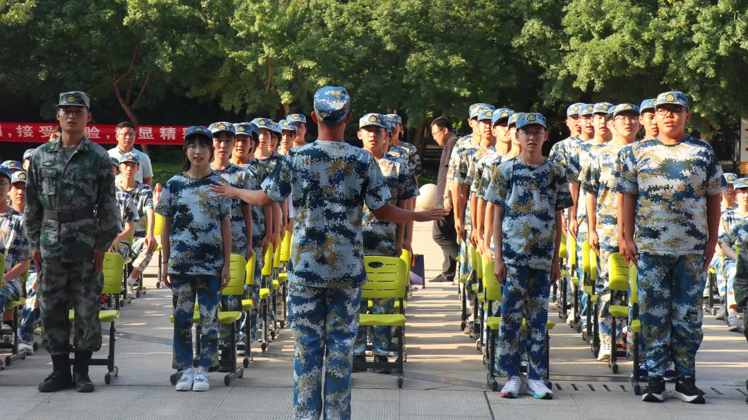 军姿飒爽 青春飞扬，潍坊恒德实验学校举行2021级新生军训闭营仪式