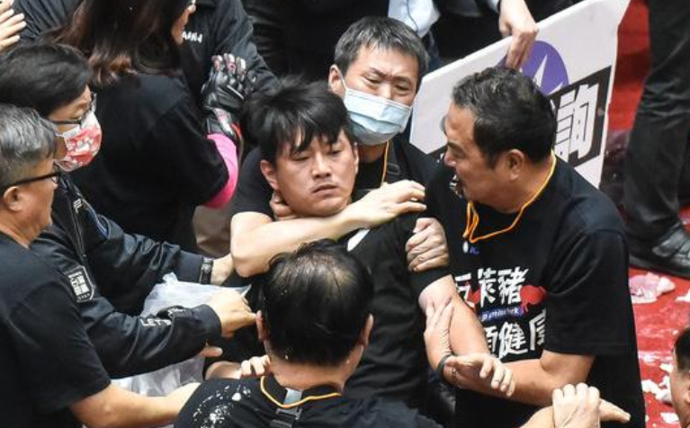 台灣政治�娛樂化�，民進黨真當在演�真人秀�？