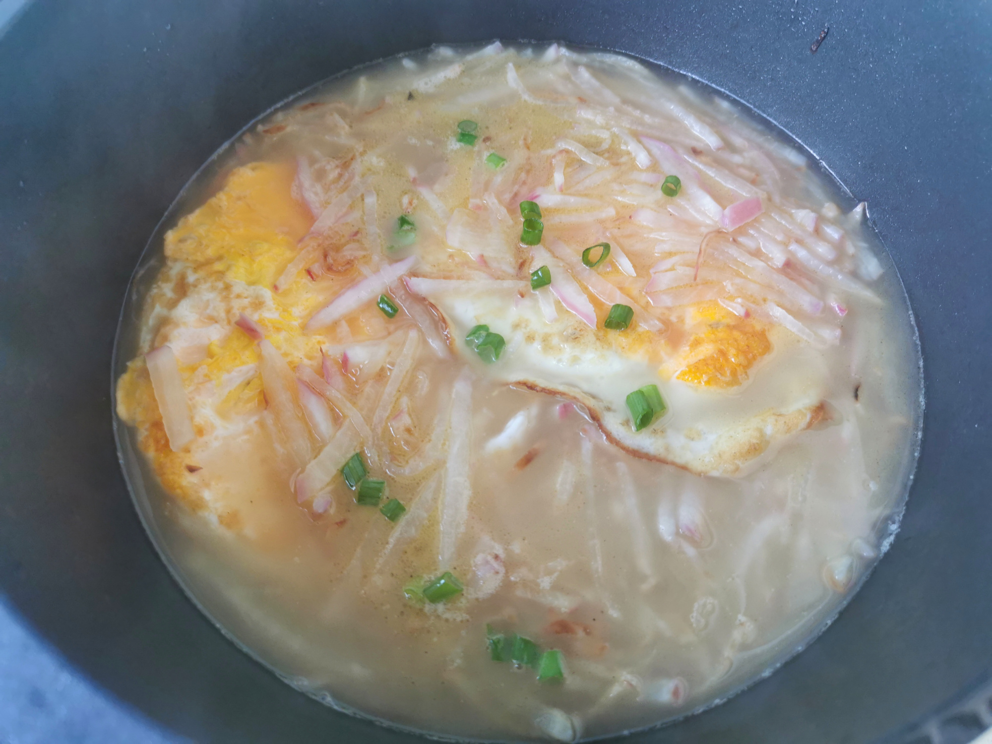 蘿蔔加2個雞蛋，煮出來的湯竟如此鮮美，天冷喝，暖身暖胃還低脂