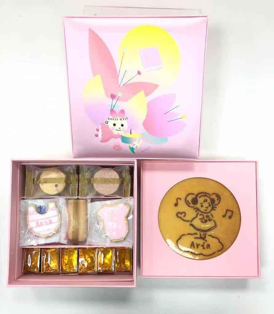 安以轩晒照为女儿庆双满月，一人抱俩妈妈力max，兄妹长相相似