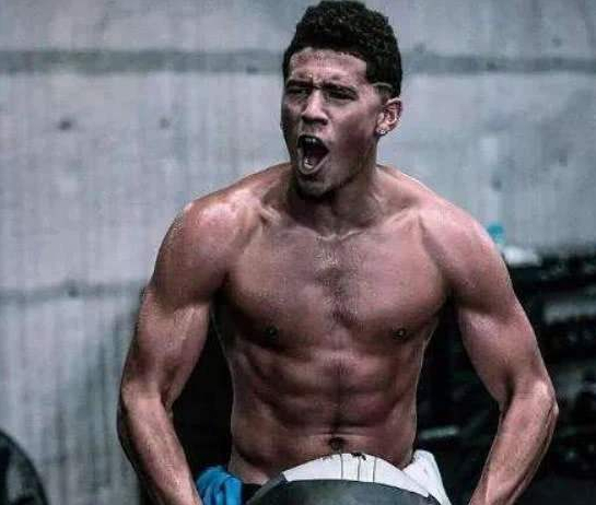 看看西蒙斯的腹肌，再看布克的腹肌，难怪詹娜