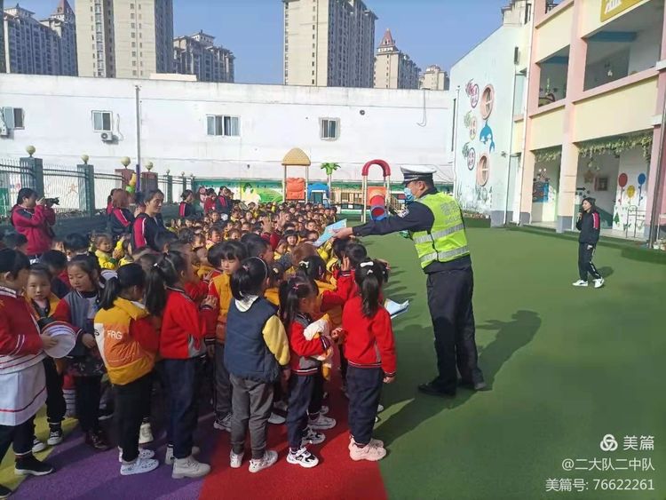 喜迎“第26个全国中小学生安全教育日”来看看汉中交警叔叔的这波操作吧