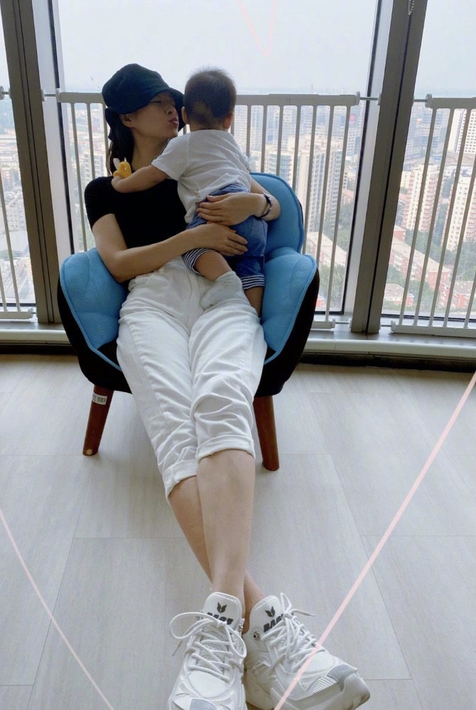 章子怡罕见晒合影，庆祝儿子会叫妈妈，母子互动温馨有爱