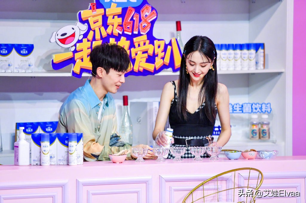 郑爽太心机，穿吊带裙还配内衣外穿秀马蜂腰，