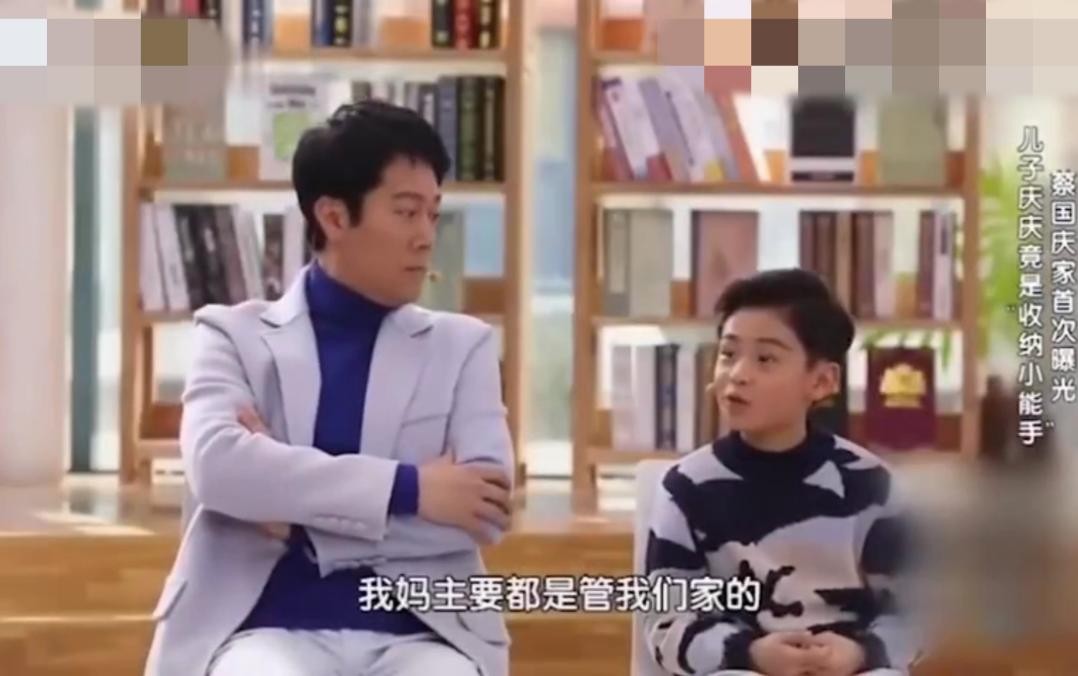 54岁蔡国庆抠鼻子被偷拍，身姿挺拔仍绅士，被妻子倒追8年才结婚