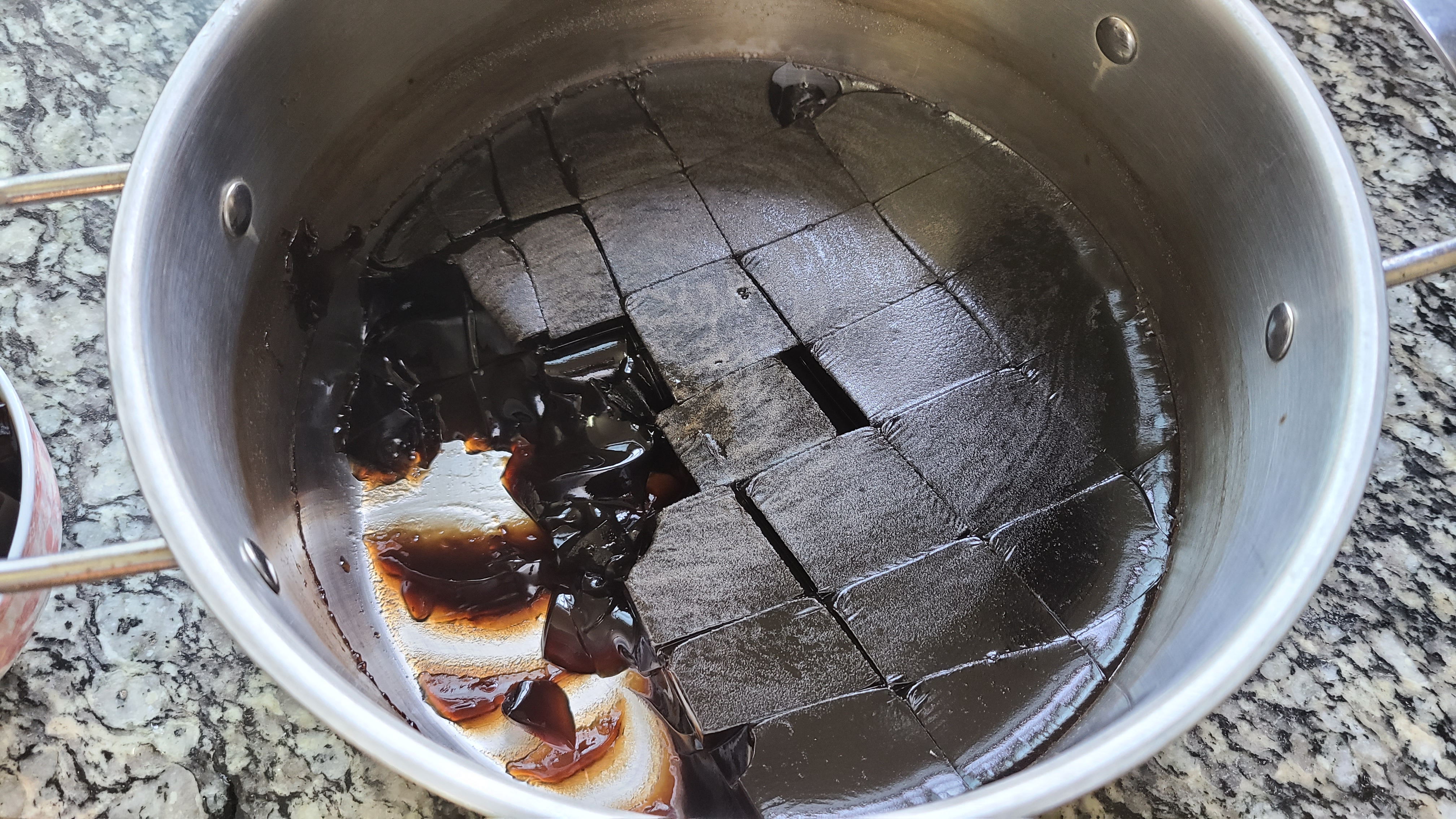 黑凉粉，是广东人夏天必吃的一道小吃，冰凉好喝，做法简单