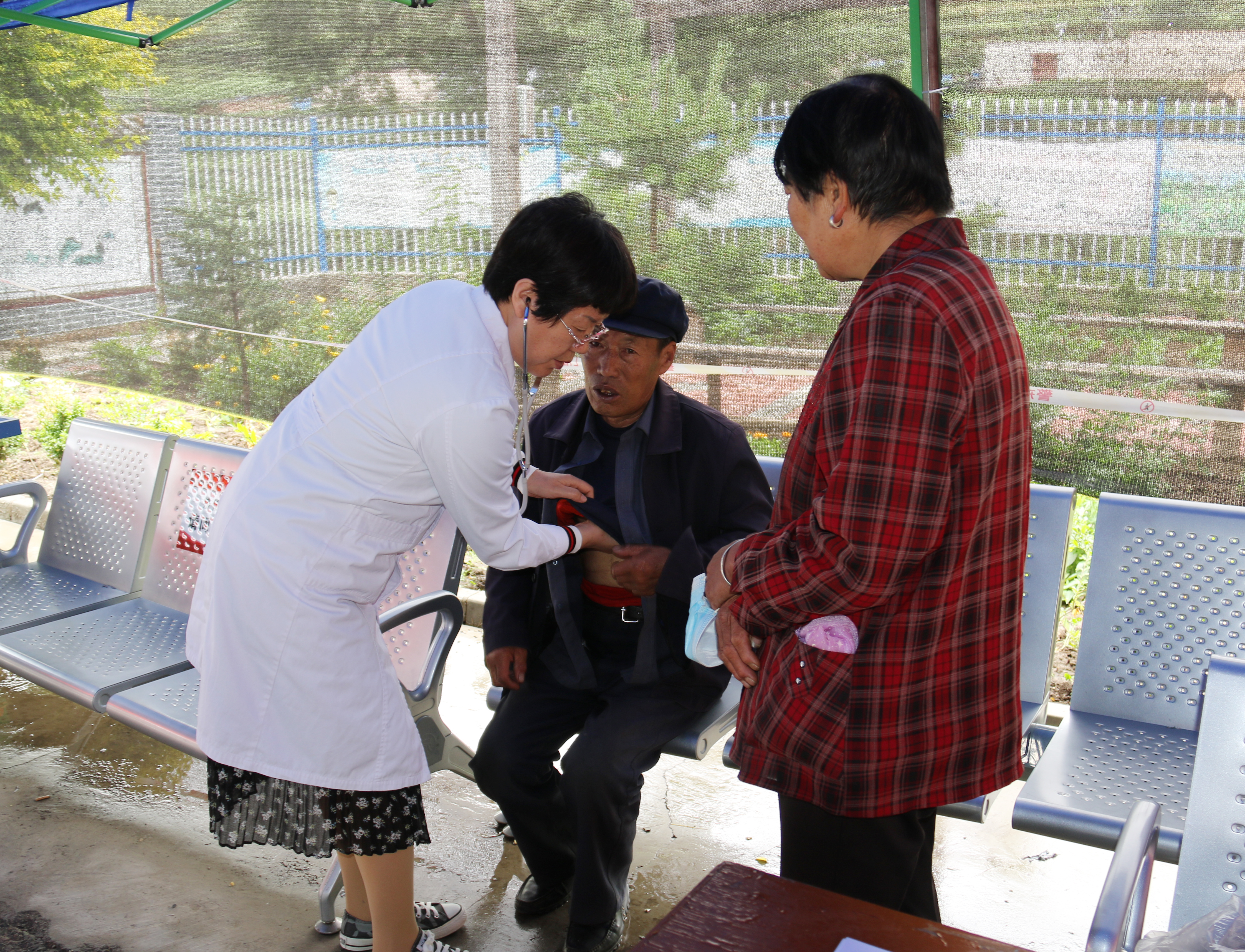 四海资讯全讯新2参加“科技人才下乡计划”启动暨“卫生人才组团帮扶”首场义诊活动