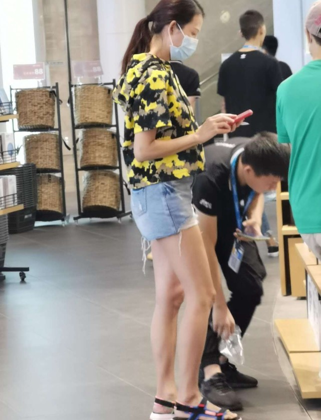 太甜蜜！蔡少芬张晋游重庆长江索道，被人群包围依旧镇定拥抱合影