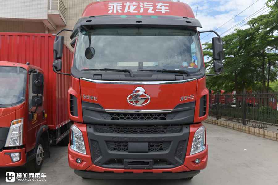 柳汽乘龙H5牵引车实拍，大空间安全配置到位，