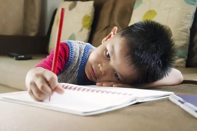 孩子作业没写完，该“熬夜写”还是“早起补”？学霸做法值得借鉴
