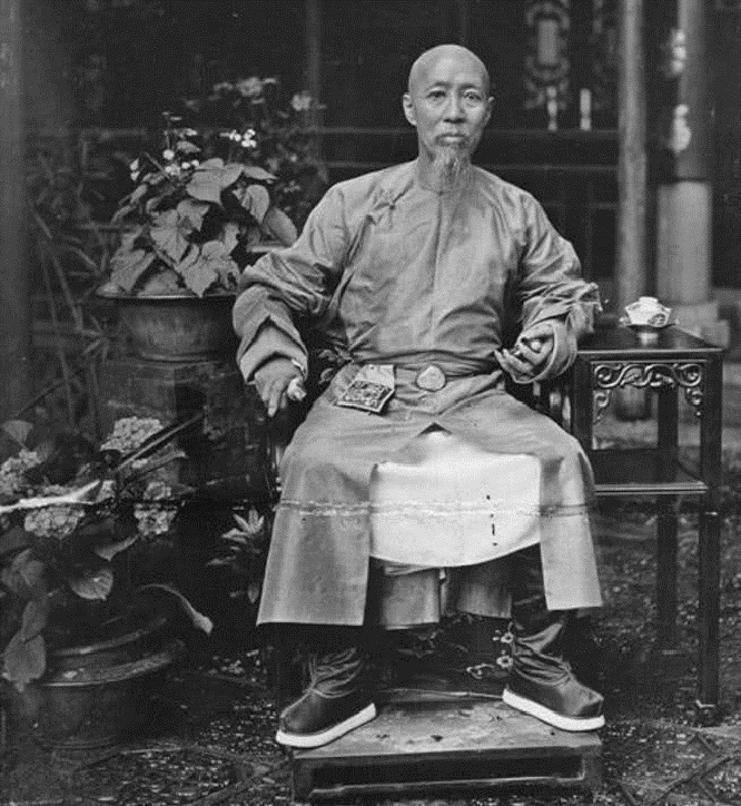 清朝官员上朝时是啥样的？个个威风凛凛，和珅的真实容貌堪称美男