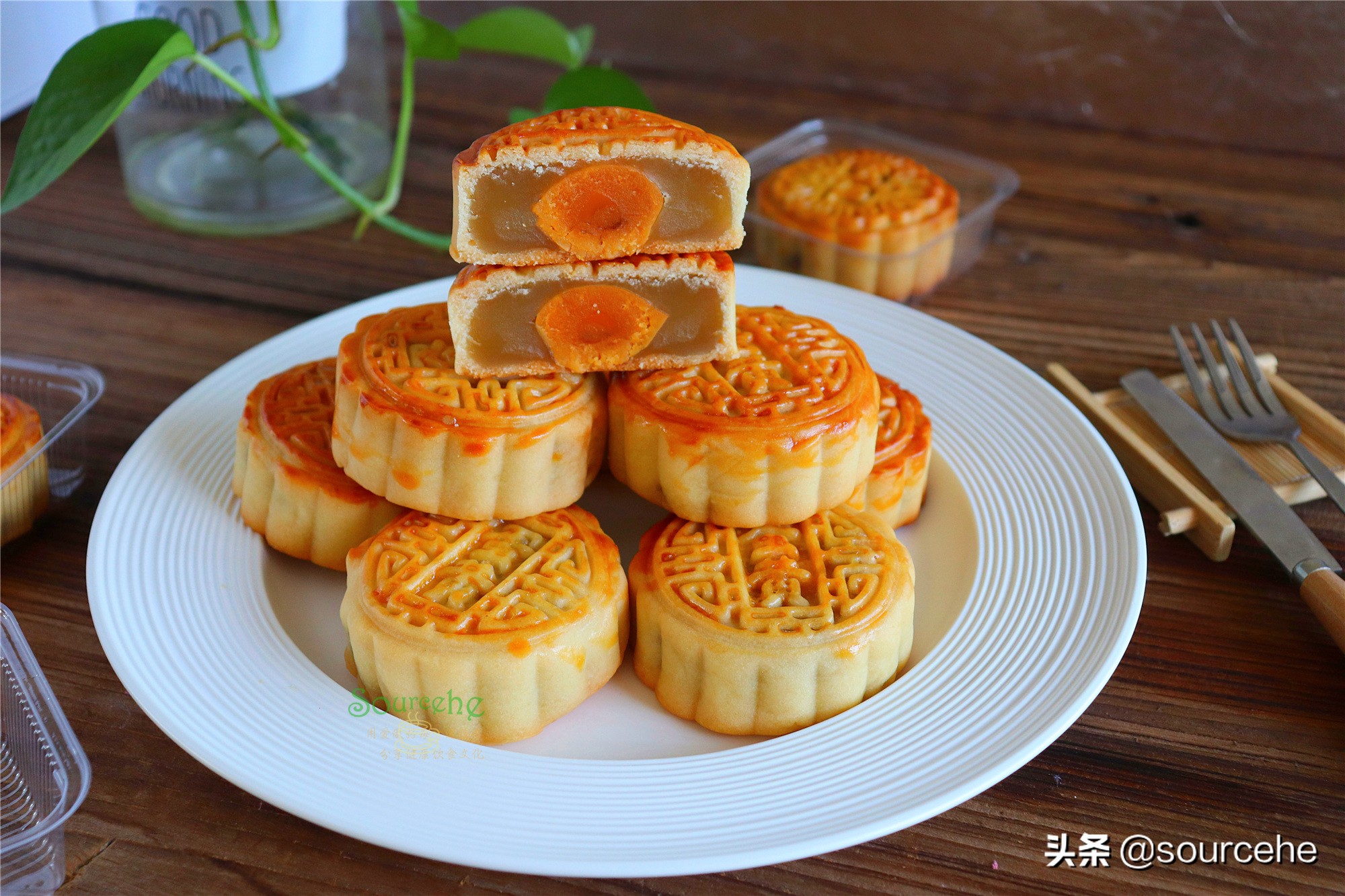 广式莲蓉蛋黄月饼，掌握3个技巧，色泽金黄，皮薄香润，回油快