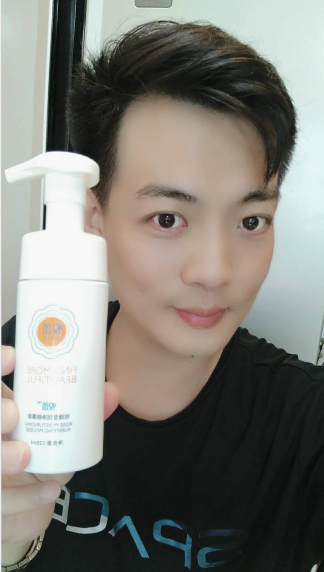 悦蕾玫瑰莹润净颜慕斯：有效去油清洁，油性肌肤首选洗面奶