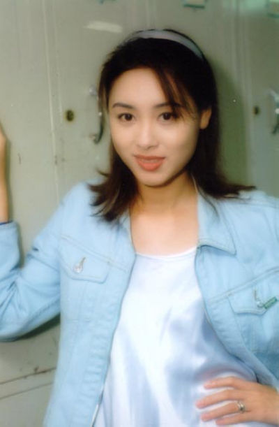 50岁郭可盈晒与女儿合影，消瘦太多大变样，上亿