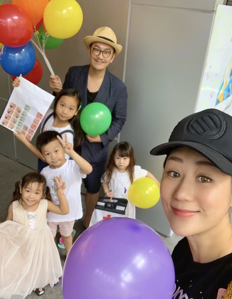 蔡少芬陈浩民两家聚会，在上海外滩被偶遇，指导孩子们摆拍超热闹