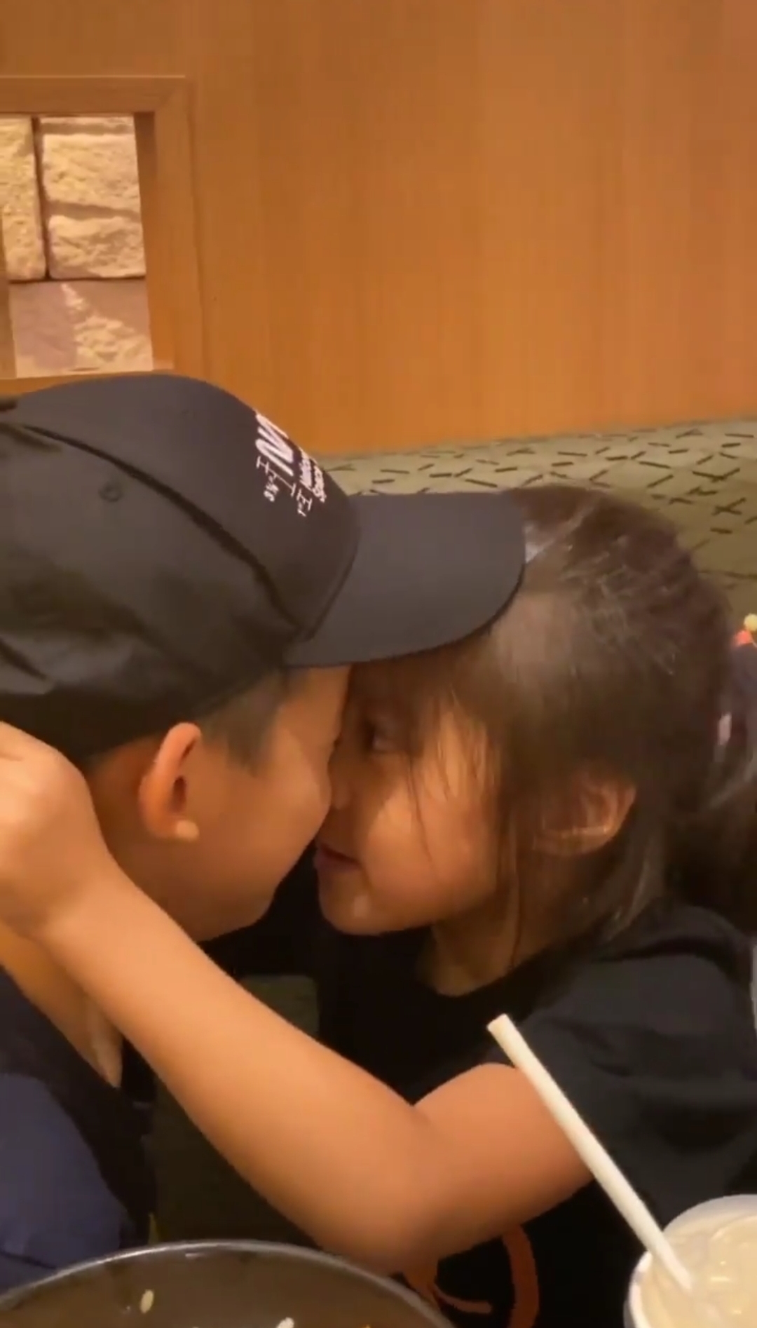 修杰楷陈建州一起带娃，咘咘求亲亲，飞飞却只想举高高，不解风情