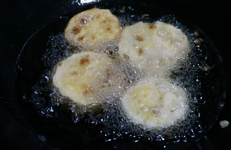 炸藕合怎麼做才酥脆？ 別只放麵粉，做好3點，藕合酥脆不易回軟