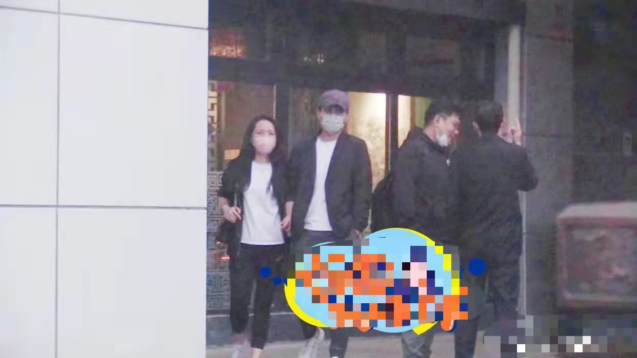 靳东与妻子罕见同框秀恩爱!手挽手同行显甜蜜