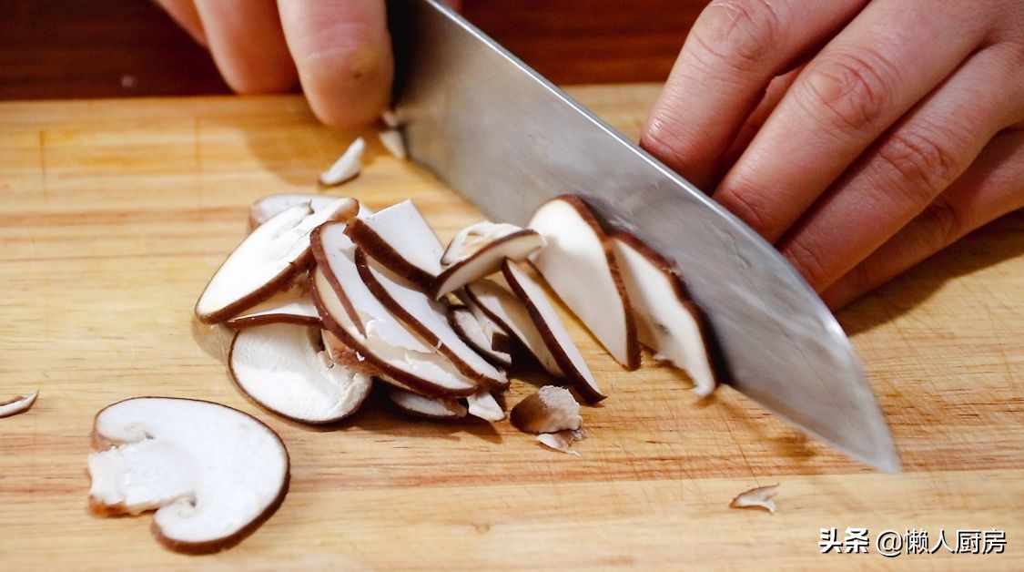 這是香煎豆腐皮蝦餅，鹹香可口，其它做法靠邊站