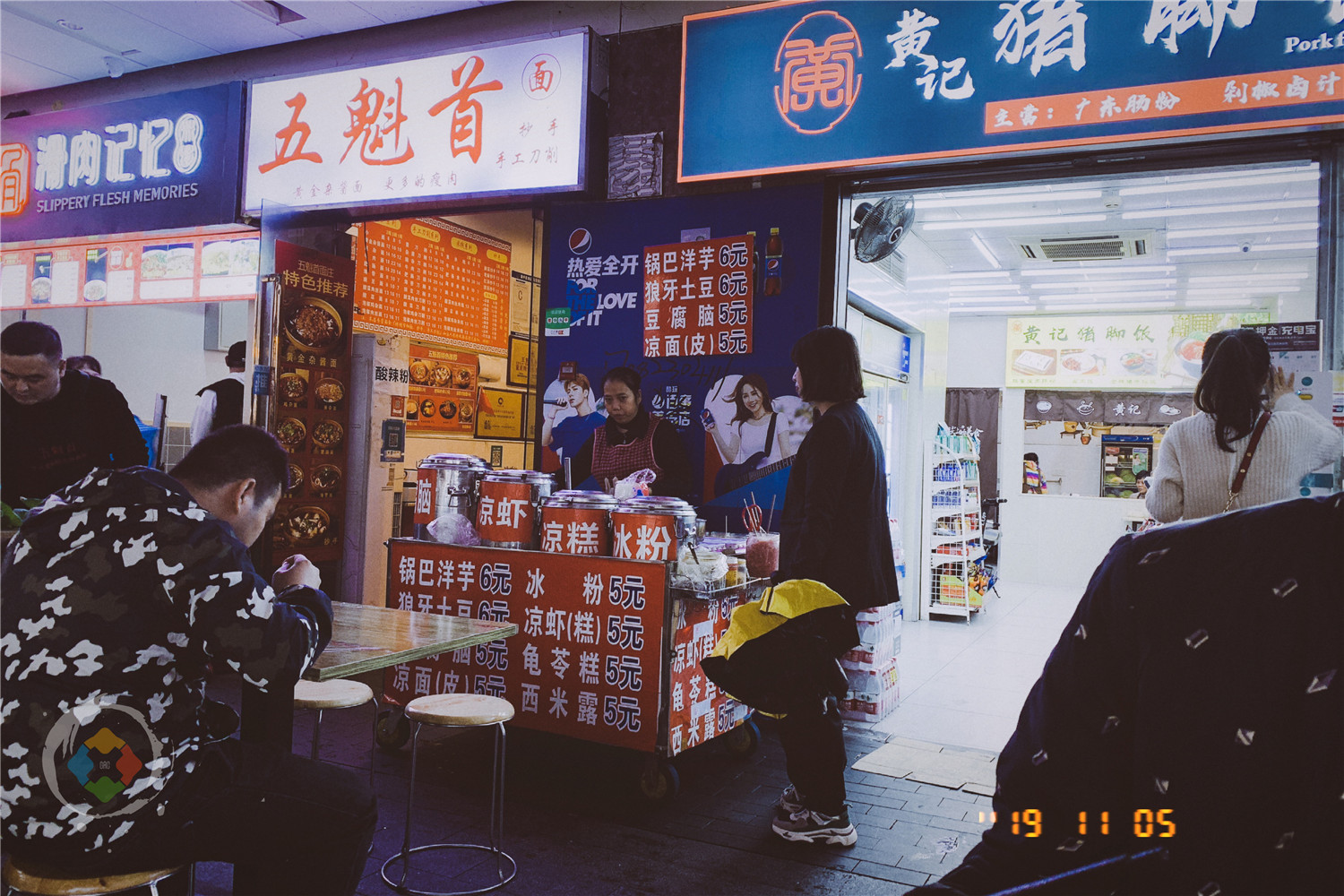 重庆地摊卖什么能火？美食小吃是标配，但生活用品最赚钱