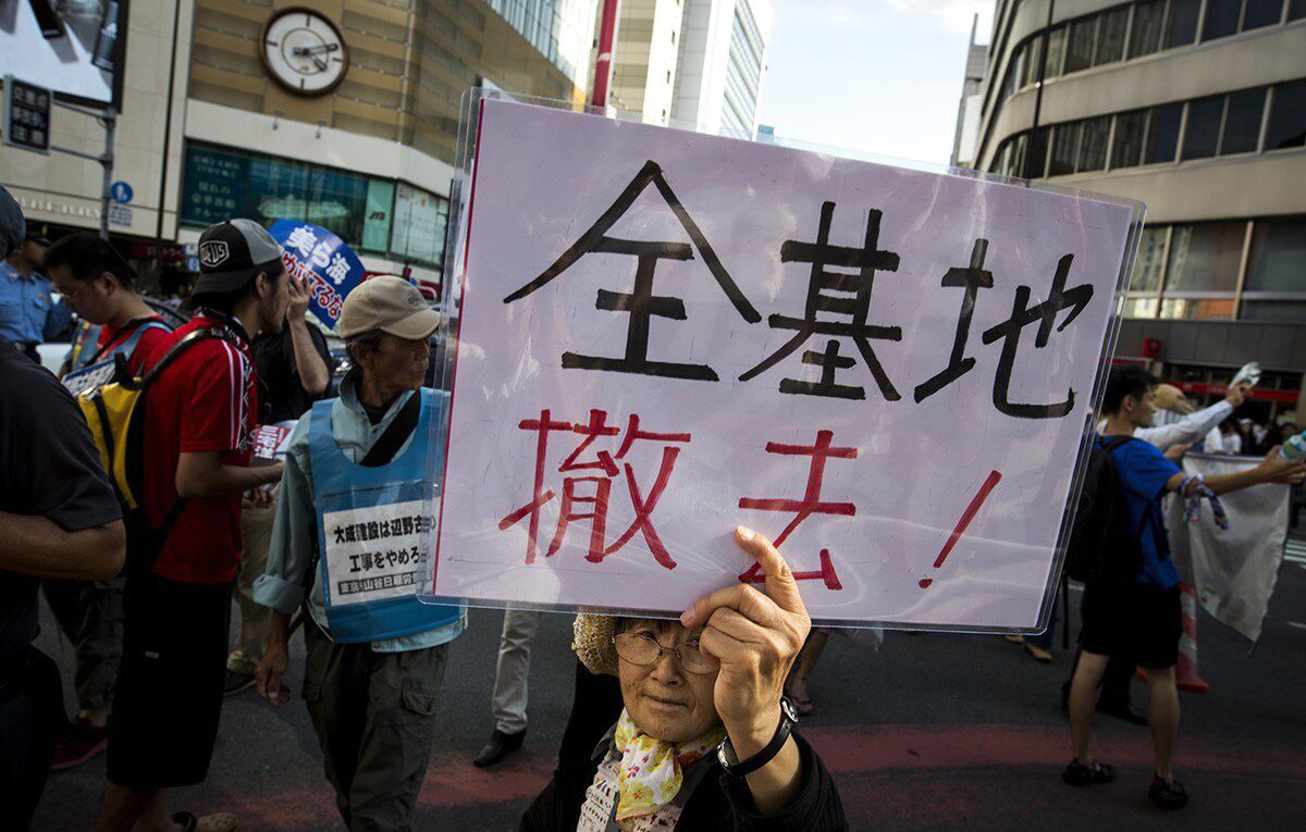 美軍又闖下大禍了，1名大兵直接搶劫日本店鋪，大批民眾走上街頭