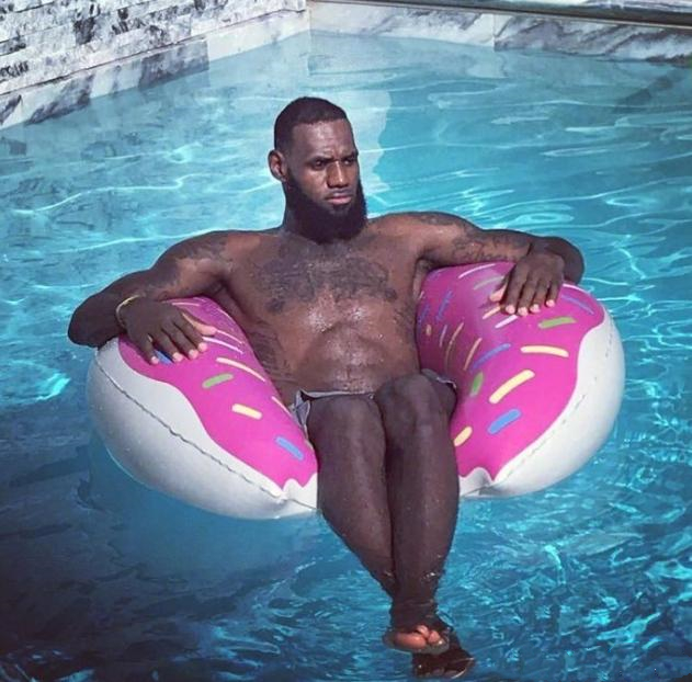 NBA巨人遊泳是怎樣的？三巨人將泳池變浴缸，第一巨人如同超級水怪！-黑特籃球-NBA新聞影音圖片分享社區