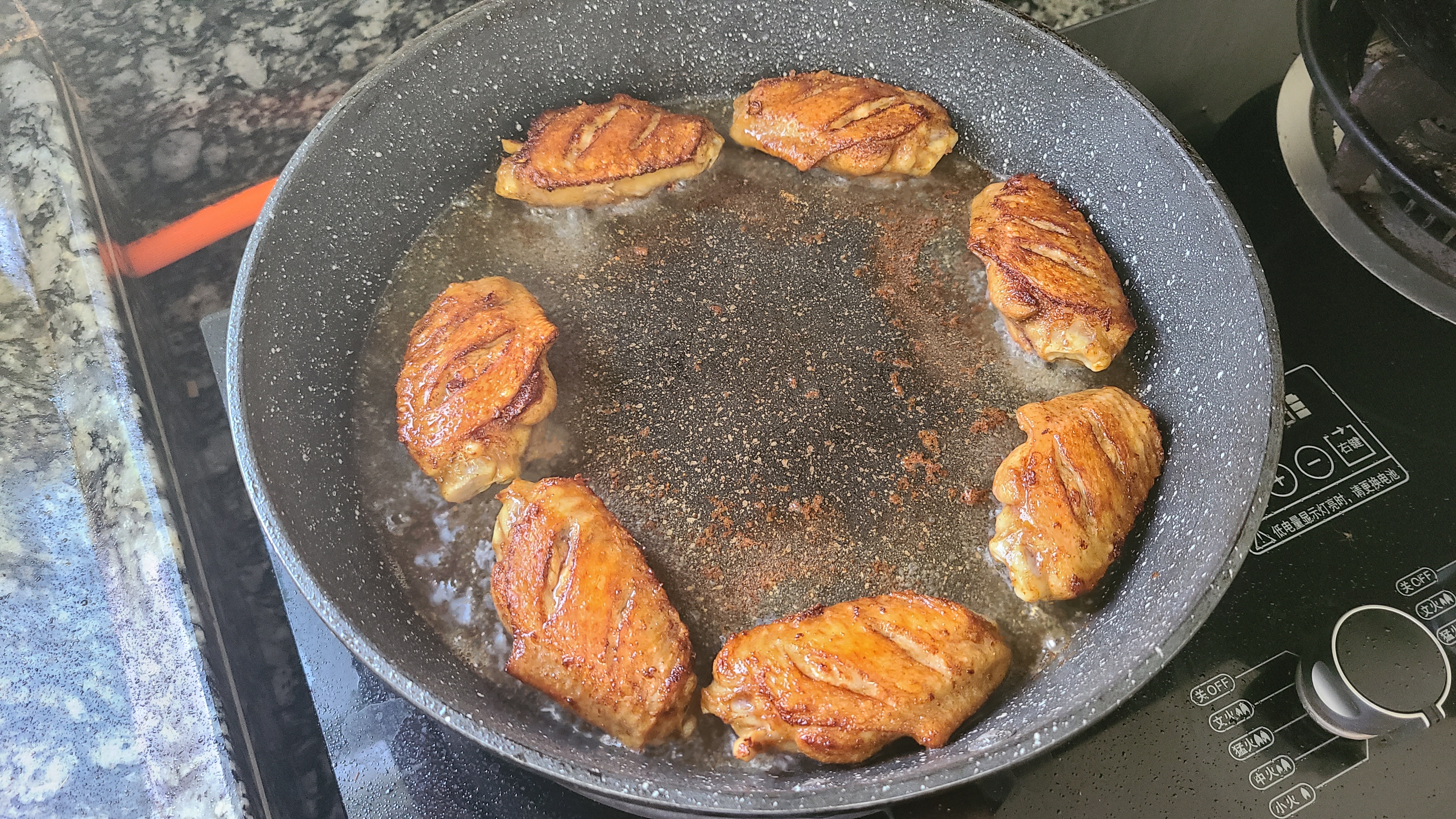 焗鸡翅，广东人这样做鸡翅很好吃，不用水也能做，太香了