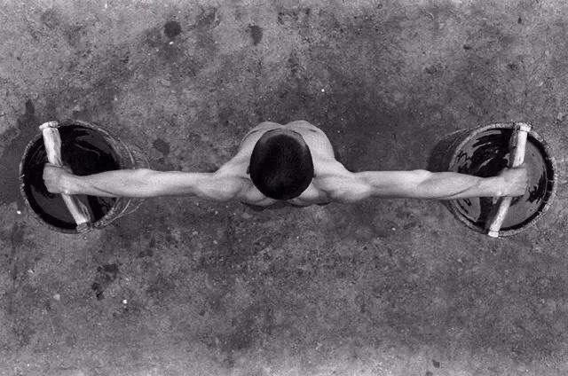 解放军有两位传奇将军，同龄、同乡、同事，还