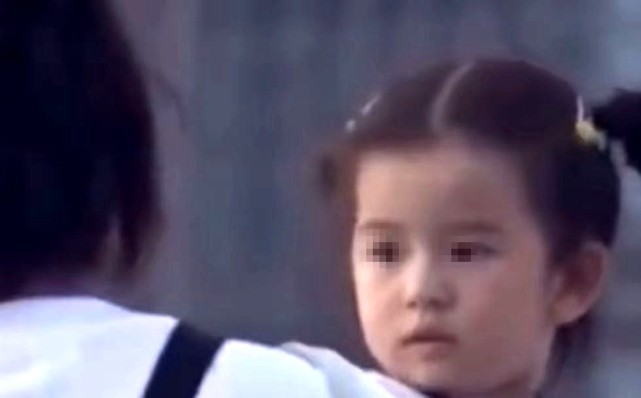 郭富城大女儿近照曝光，越来越漂亮像爸爸，经纪人小美忍不住宠她
