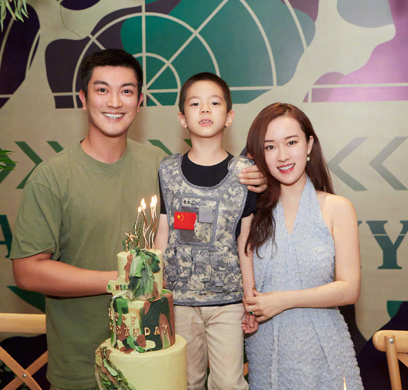 杜江和霍思燕一家出遊，神秘小女孩再現身，露側臉與霍思燕熱聊