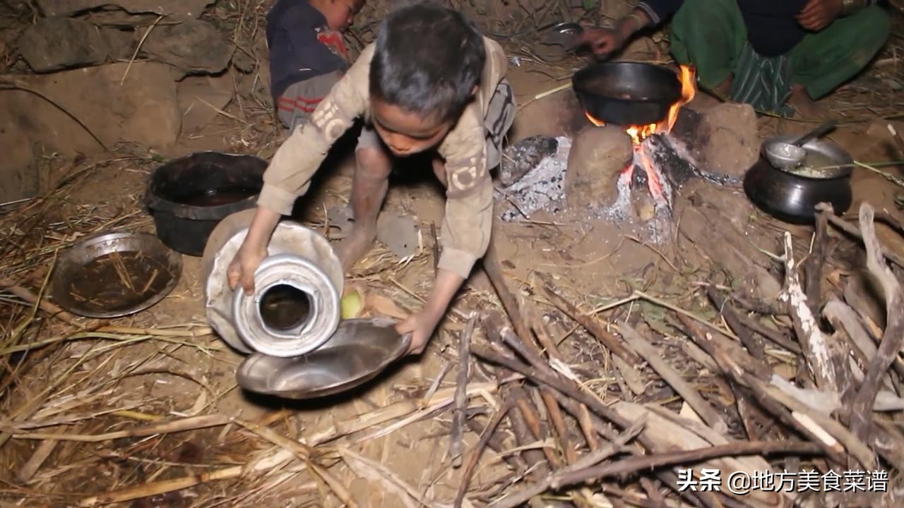 中国小伙给尼泊尔山区三姐弟送牛肉，看到她们的生活状况，真心酸