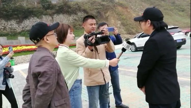 中国当代画家采风团刘孝田一行走进大别山腹地太阳写生创作