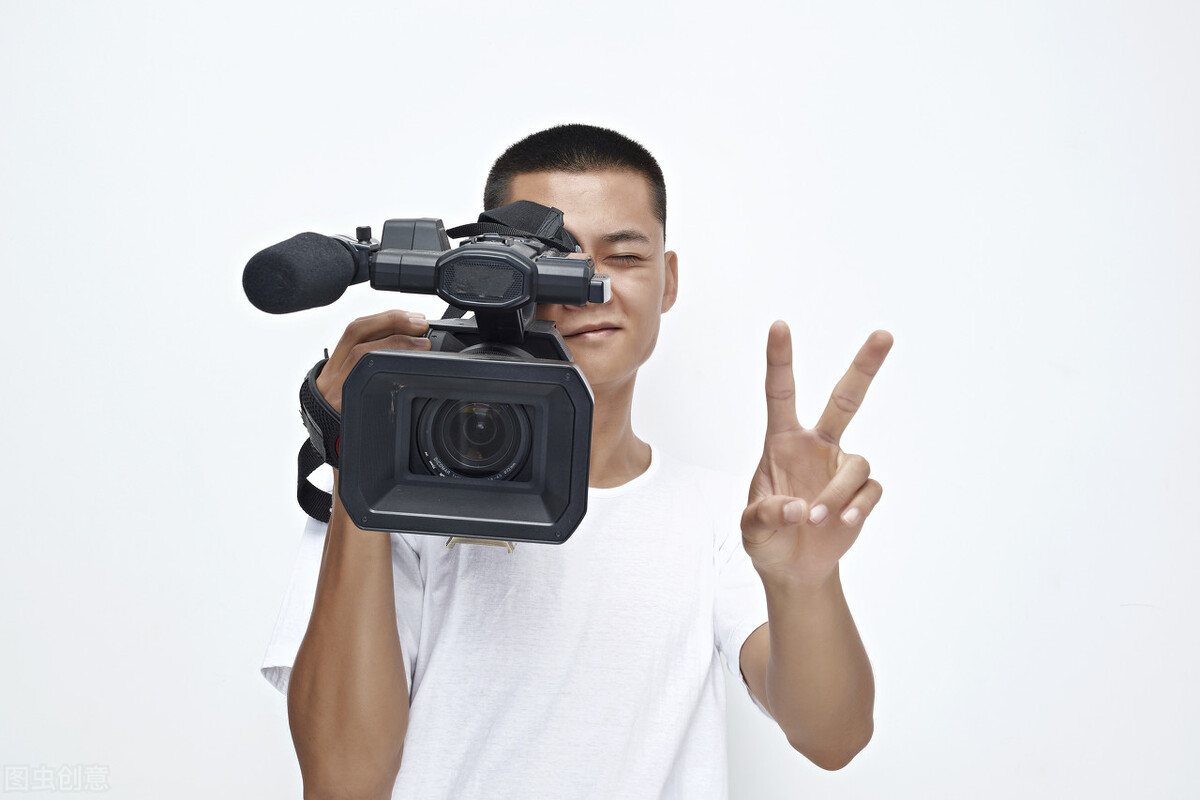 自媒体新玩法才能赚钱，素人依靠广告收入发财太难了