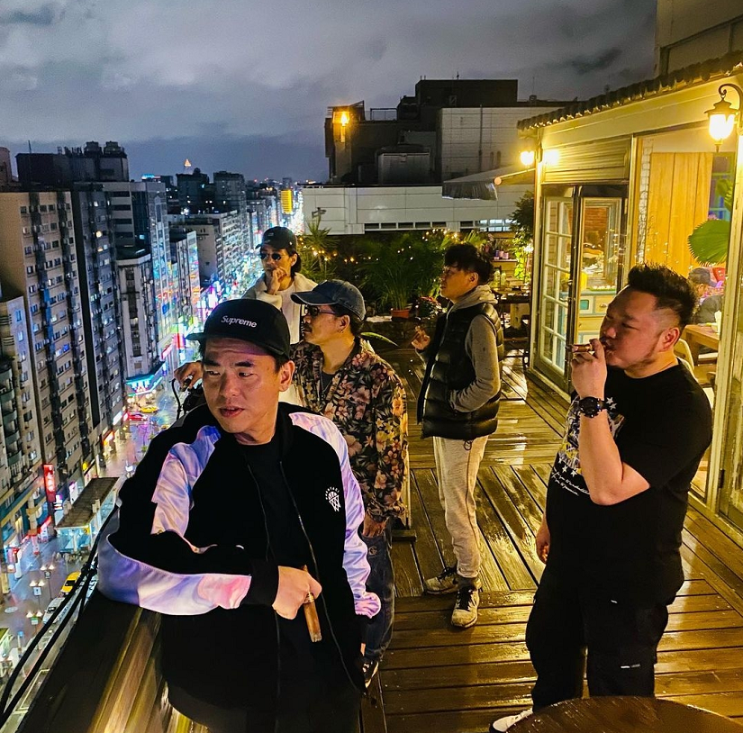 周杰倫攜媽媽妻子拜訪方文山，單臂摟住昆凌大方秀恩愛