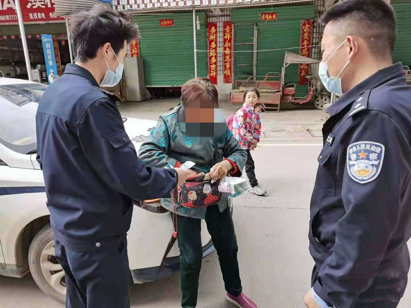 镇巴公安：七旬老人百里要账起冲突 民警调解化矛盾