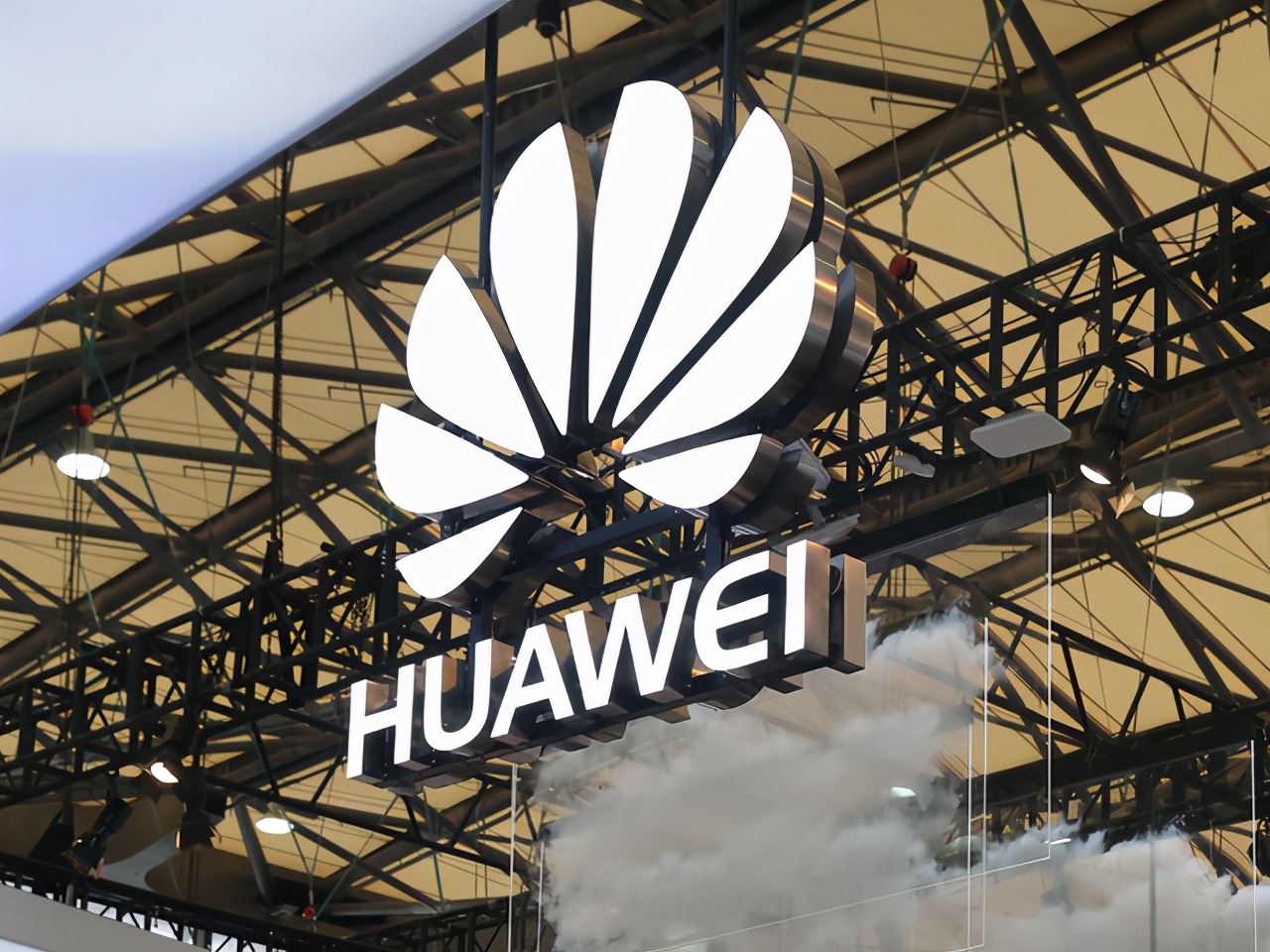 任正非言而有信，華為開始收費，高通、蘋果只能�欣然�接受