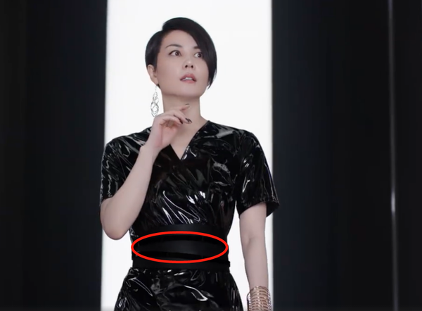 51岁王菲近照曝光！一根皮带勒出“巴掌腰”，手