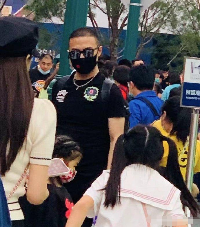 网友偶遇汪峰一家五口，章子怡全程抱儿子好溺爱，女儿扎脏辫太潮