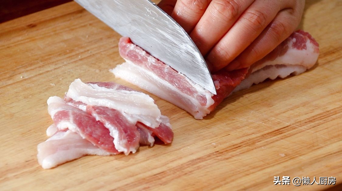 五花肉裹上澱粉糊，加一碗料汁炒，太下飯了，外皮想要更脆有竅門