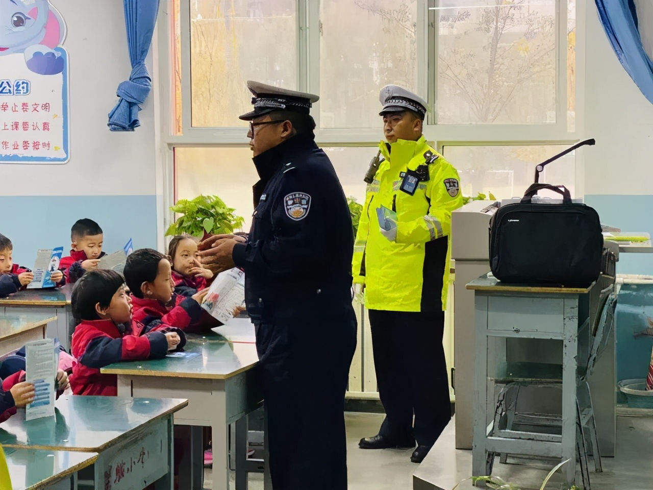 临夏市公安局交警大队集中整治电动车接送学生违法行为
