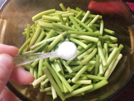 图片[3]-咸菜腌蒜苔的做法步骤图 很简单-起舞食谱网