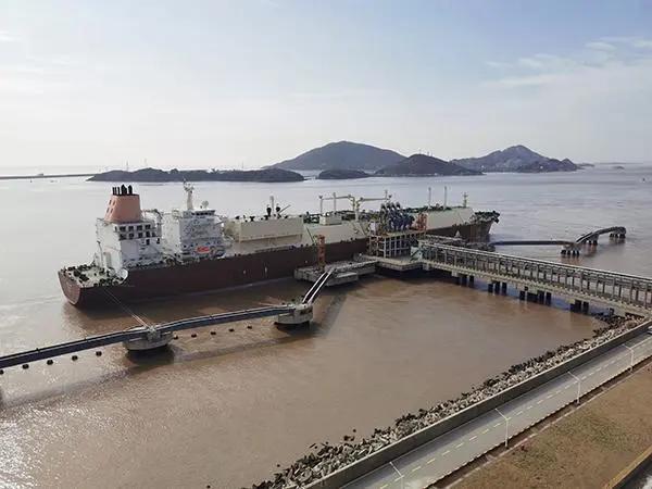 上海洋山港迎来开港以来最大液化天然气运输船