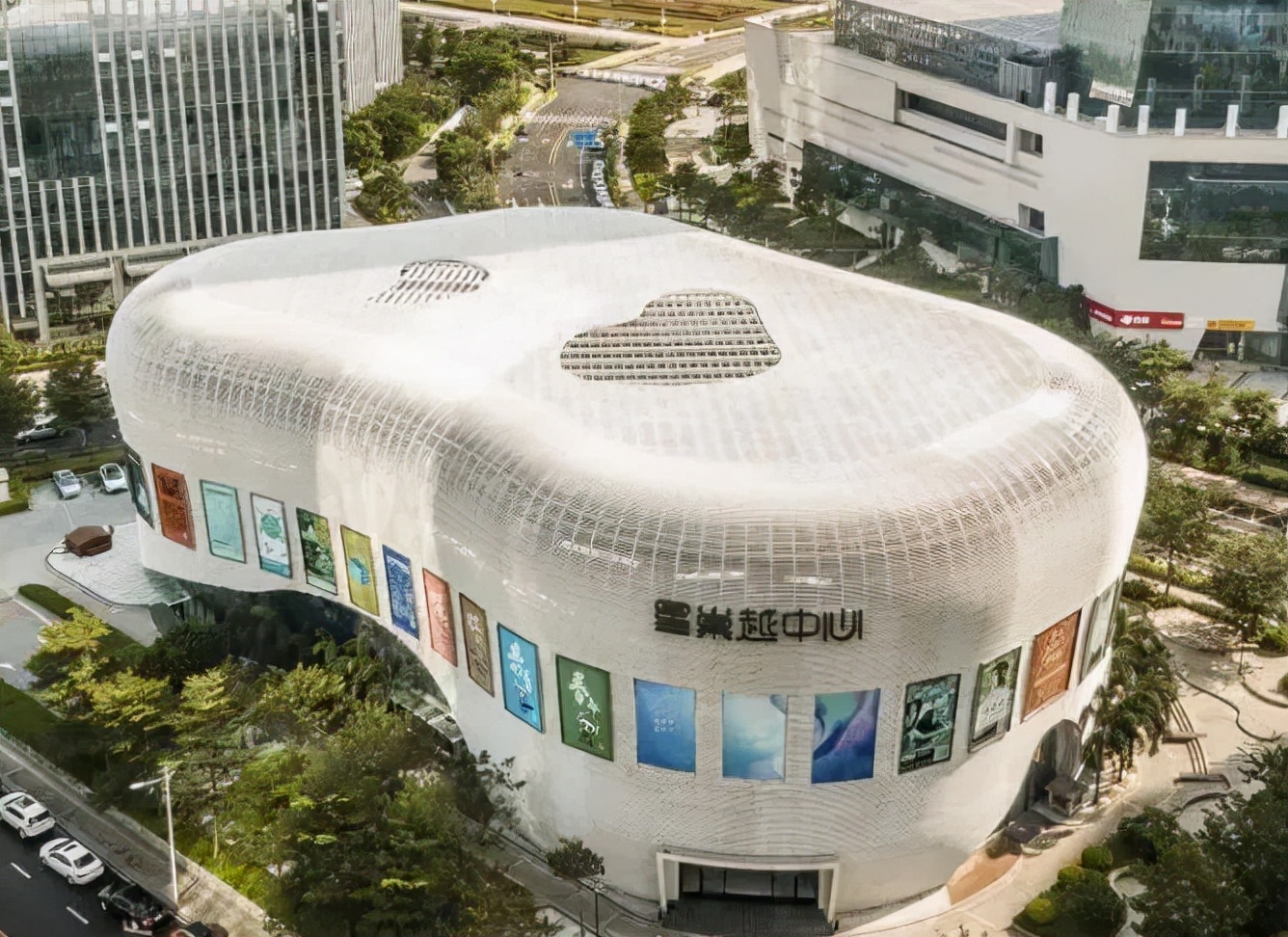 蜿蜒的线条与起伏的造型仿若置身于大自然中的山川河海,星巢越中心正