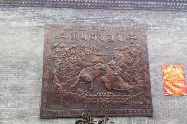 西安作为蒙藏与内陆联系的枢纽，地位重要，康熙在此建立藏传寺庙