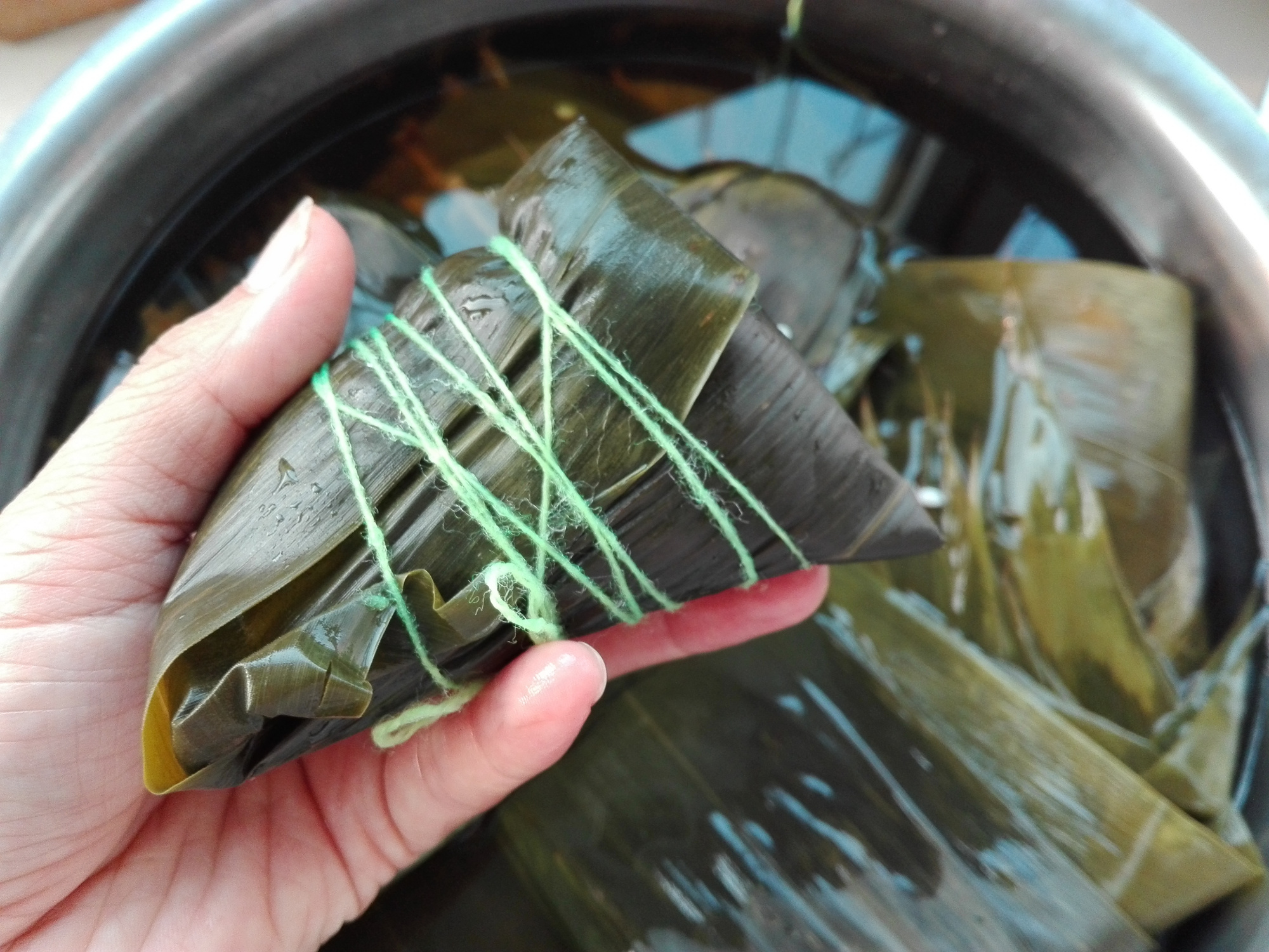 端午節，曬一下我家包粽子，多種包法，無任何添加劑，簡單又好吃