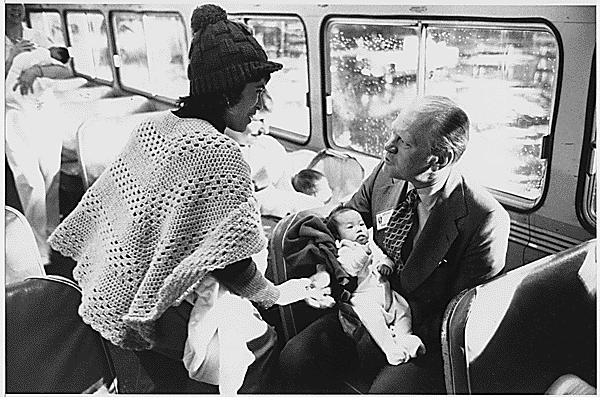 越战后美军留下大量混血儿，美国为他们移民，总统亲自迎接哺乳